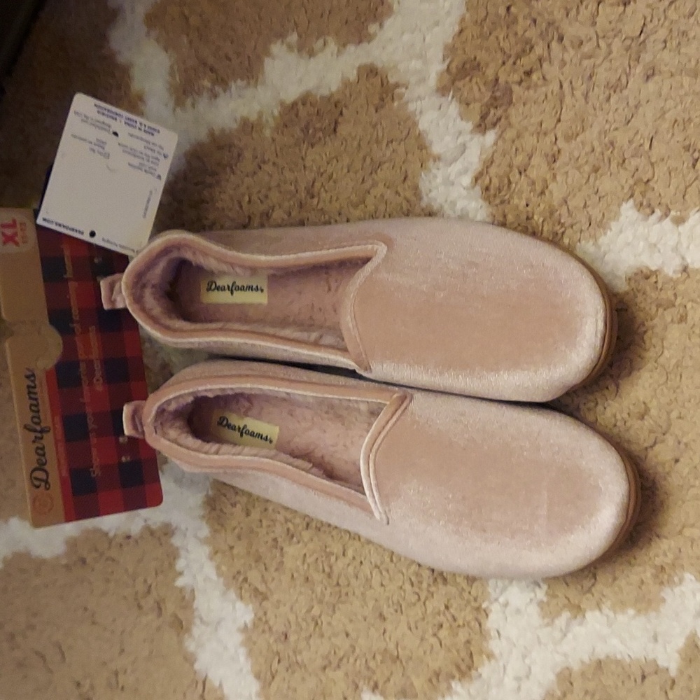 New with tags size 11/12 Dearfoams blush pink memory foam slippers